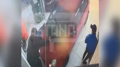 Газ бен тежегішті шатастырып алған: Шымкентте әйел адам көлік жөндеушіні қабырғаға жаншып тастады (ВИДЕО)