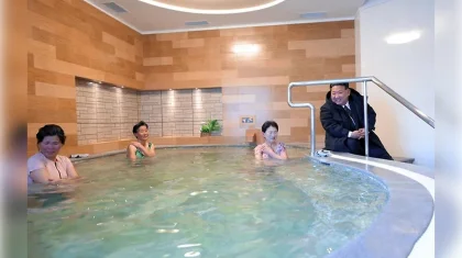 Ким Чен Ын саунада жуынып жатқан әйелдердің бөлмесіне баса көктеп кірді (ВИДЕО)