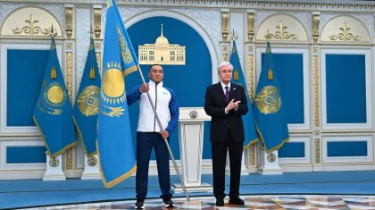 «Жеңіс тілеймін!»: Тоқаев қысқы Олимпиадаға қатысатын спортшыларға мемлекеттік туды тапсырды
