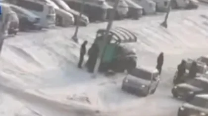 Қарағандыда жеңіл көлік аялдамаға соғылып, бір әйелді қағып кетті (ВИДЕО)