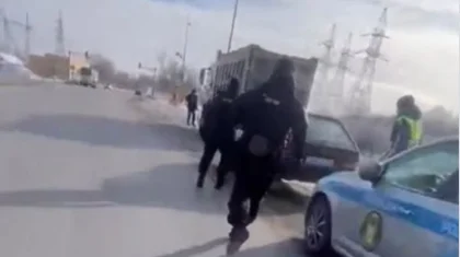 Ақтөбе полициясы көшенің қақ ортасында бірнеше адамды қолын байлап алып кетті