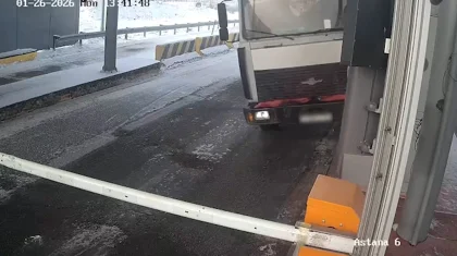 «Астана – Петропавл» автожолында жүк көлігі төлемақы алу пунктіне соқтығысты