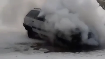 Қарағандының қақ ортасында жеңіл көлік өртеніп кетті