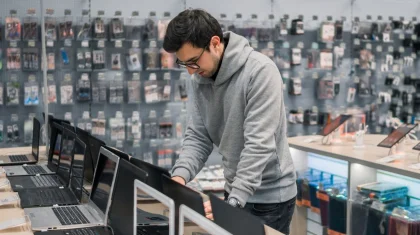 iPhone, ноутбук, теледидар: Астанада сауда үйінен бірнеше адам 473,6 млн теңгенің техникаларын ұрлаған