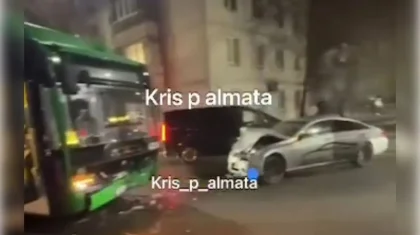 Алматыда жеңіл көлік пен жолаушылар мінген автобус соқтығысып қалды