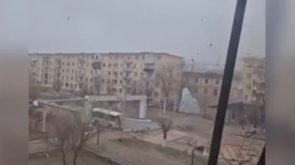 Жамбыл облысындағы дүлей жел көп қабатты үйлердің шатырын ұшырып жатыр (ВИДЕО)