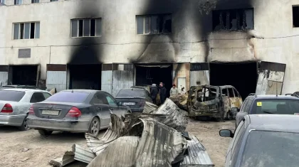 Ақтауда көлік жөндейтін орталық өртеніп, екі адамды күйік шалды: екеуі де жансақтау бөлімінде жатыр