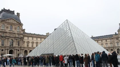 Лувр музейінің қызметкерлері 10 жыл бойы жалған билет сатып, пайда тапқан