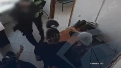 Ақтауда адвокат полицейдің бетінен теуіп жіберді (ВИДЕО)