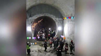 Алматы әкімдігі метроның 1593 метр тоннелін қазғаны үшін жерастына шар іліп, мереке өткізген (ФОТО)