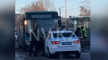 Қарағанды облысында екі жеңіл көлік пен автобус соқтығысып қалды