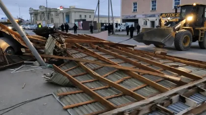 Жел жұлқып әкетті: Маңғыстауда сауда орталығының шатыры опырылды