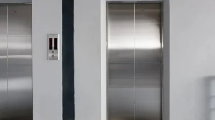 «Лифт күтіп тұрған қызға тиіскен»: Астанада оқушыны шошытқан ер адам 15 күнге қамалды (ВИДЕО)