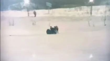 Астанада балықшы мұзды ойыққа қолын тығамын деп шыға алмай қалды (ВИДЕО)