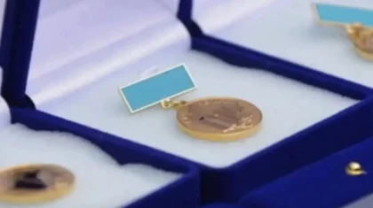 Атырауда екі оқушы қыз білім басқармасымен соттасып, «Алтын белгі» иегері атанды