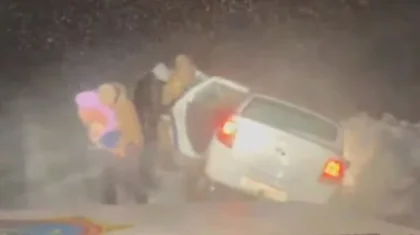 БҚО-да алыс жолға шыққан жүкті әйел көлігімен бірге қар құрсауында қалып қойды (ВИДЕО)