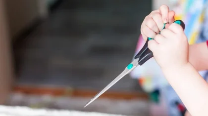 Павлодарда үш жасар қыз өз көзіне өзі қайшы сұғып алған