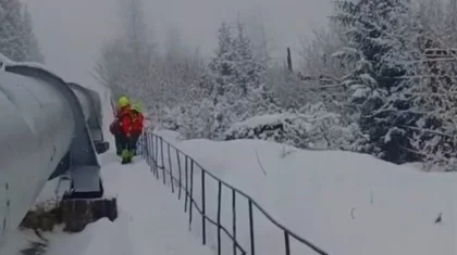 Алматы тауларына құбыр бойымен шығып бара жатқан қыз бала күтпеген жағдайға ұшырады (ВИДЕО)