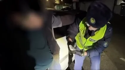 Алматыда ер адам есірткі таратып жүрген жерінде қолға түсті