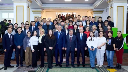 Алматыда депутаттар студенттерге Конституция жобасының мазмұнын түсіндірді