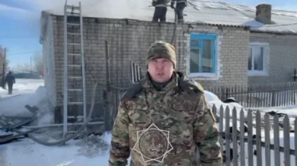 Павлодар облысында қою түтін басқан үйден екі бала құтқарылды