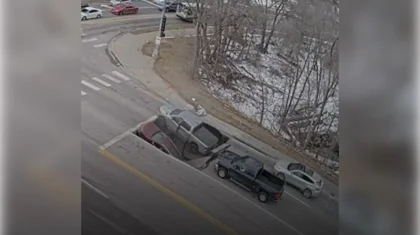 АҚШ-та асфальт опырылып, екі көлік шұңқырға құлап кетті (ВИДЕО)