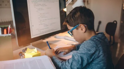 Астанада екінші ауысымдағы 0-9 сынып оқушылары сабағын үйінде отырып оқитын болды