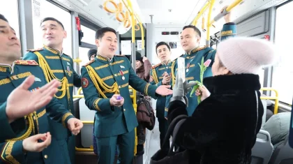 «Ұлттық ұланның» әншілері автобустағы қыз-келіншектерге ерекше сыйлық жасады (ВИДЕО)