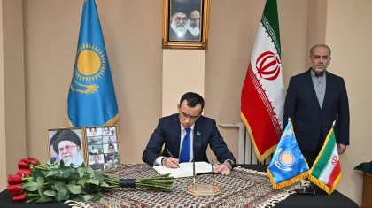 Мәулен Әшімбаев Иран елшілігінде көңіл айту кітабына жазба қалдырды