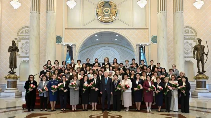 Президент ел өмірінің маңызды салаларында табанды еңбек етіп жүрген әйелдерді марапаттады