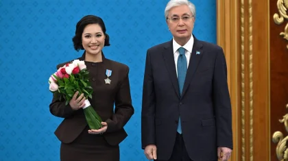 Тоқаев Міржақып Дулатұлының жарын сомдаған актриса Зарина Карменді «Құрмет» орденімен марапаттады