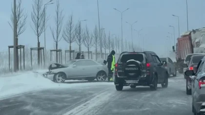 Астанадағы ақтүтек боранда 3 көлік соқтығысып қалған (ВИДЕО)