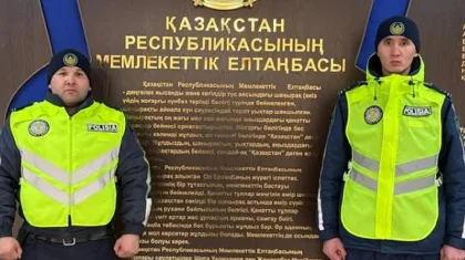 Рульде отырып, есінен танып қалған: Қызылордада полицейлер жас жігітті құтқарып қалды (ВИДЕО)