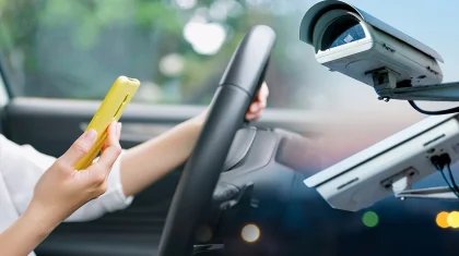 Бүгіннен бастап камералар көлікте белдік тақпаған және телефон ұстаған жүргізушілерді түсіріп алады – оның айыппұлы неше теңге