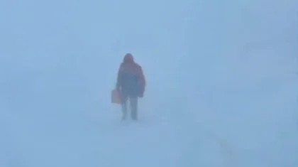 «Бүгінгі күннің батыры»: Қостанайдың жедел жәрдемдегі дәрігерлері боранға қарамастан, науқастарға жаяу барған (ВИДЕО)