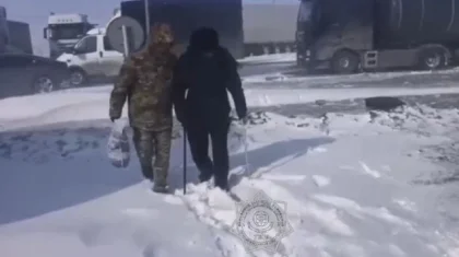 Павлодар облысында қар құрсауында тұрып қалған көлікте қарияның жағдайы күрт нашарлаған (ВИДЕО)