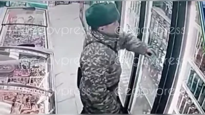 Әскери киім киген ер адам сыра ұрлап кетті: Қорғаныс министрлігі желідегі видеоға қатысты түсініктеме берді