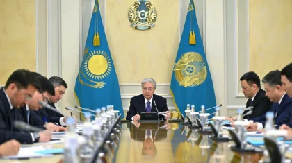 «Ендеше не тұрыс? Бізге нәтиже керек!»: Тоқаев Үкіметтің баяу жұмыс істеп жатқанын сынады