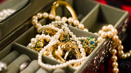 Ақтөбеде бала күтуші әйел иесінің әшекейлерін ұрлап кеткен: ол енді 7 жылға сотталуы мүмкін