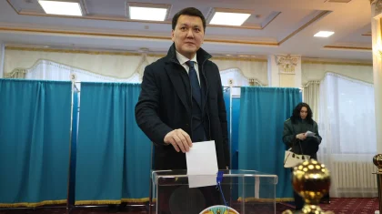 Ел болашағын айқындайтын шешім – Ерлан Қарин референдумда дауыс берді