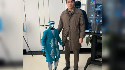 «Тақия мен шапанын ұмытпаған»: Алматы облысының тұрғыны референдум учаскесіне робот досын ерте келген