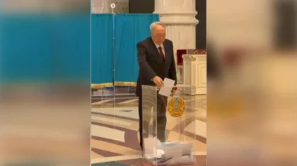 Нұрсұлтан Назарбаев Астанадағы референдум учаскесінде дауыс берді