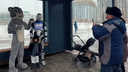 Астанада робот пен барыс қала көшелерін аралап, референдумға қатысты (ВИДЕО)