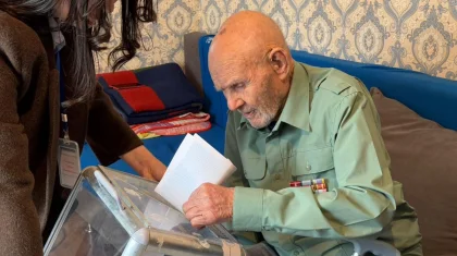 Ғасыр жасаған Ұлы Отан соғысының ардагері Василий Салазкин үйінде дауыс берді