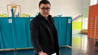 «Әр азаматтың парызы»: Бақтияр Мәкен референдумға қатысып, дауыс берді