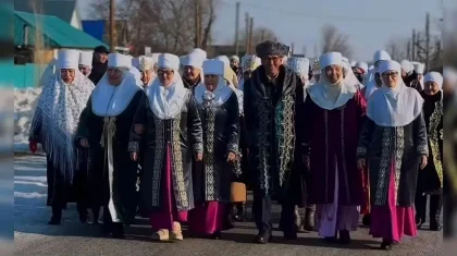 Ақтөбеде алпыс ене 60 келінін ертіп алып, референдумға келген (ВИДЕО)