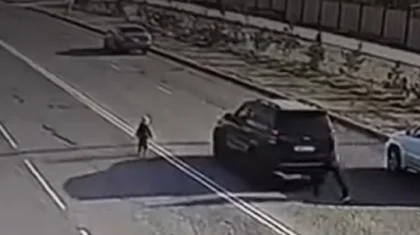 Ақтауда ата-анасынан адасқан 4 жасар бала жолдың ортасында жүрген