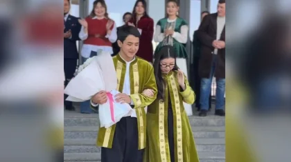 Референдум және махаббат: тағы бір жігіт сүйіктісіне референдум учаскесінде ұсыныс жасаған