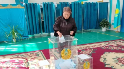 «Менің атым – Конституция»: Қазақстандағы жалғыз ерекше есімі бар әйел Таразда дауыс берді (ВИДЕО)