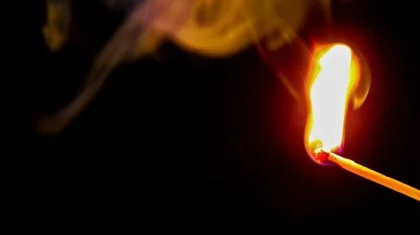 Қостанайдағы саяжайлардың бірінде ер адам әйелдің үстіне бензин құйып, өртеп жіберген